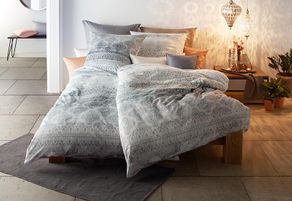 Bett mit Bettwäsche